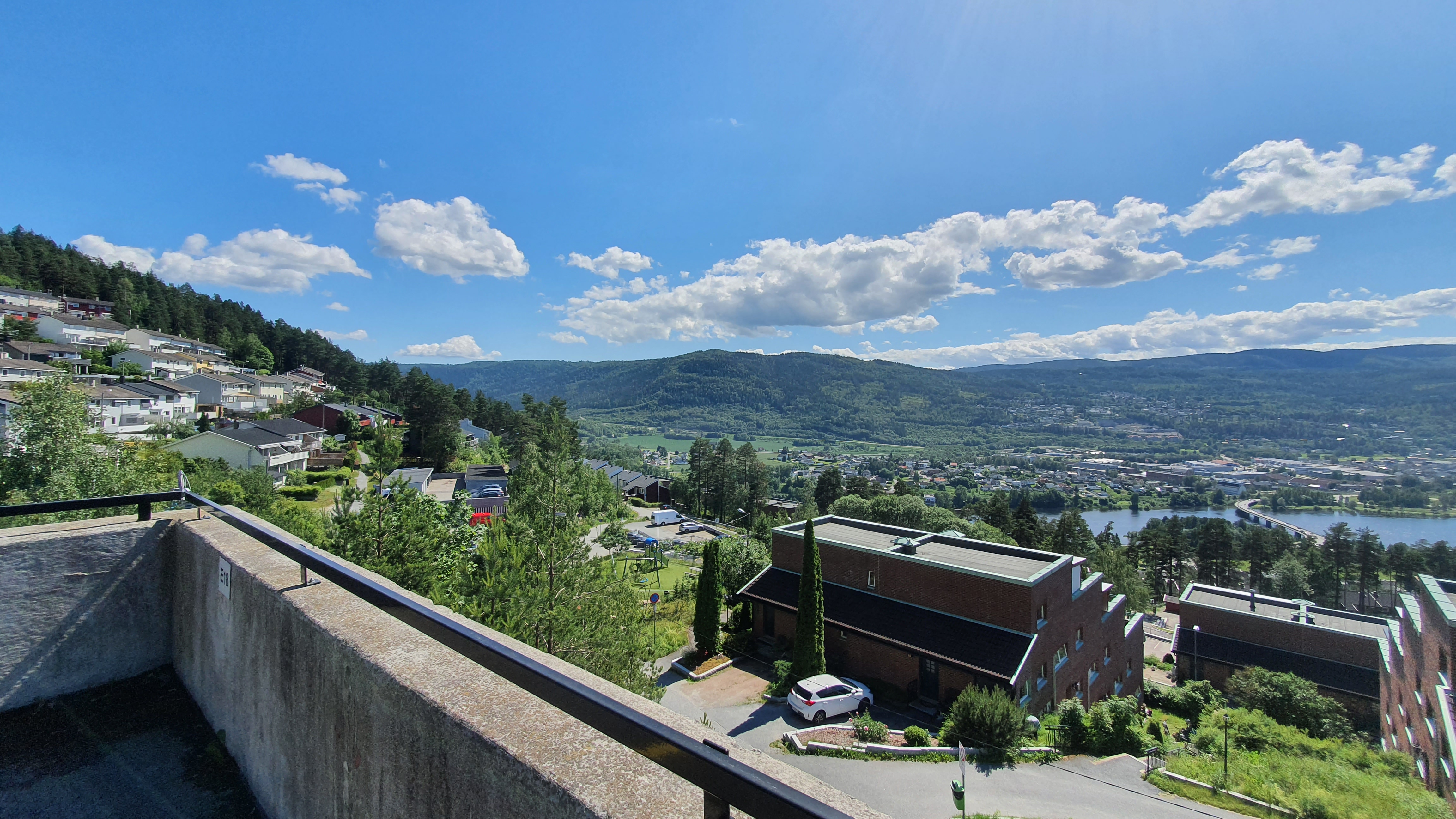 Utsikt fra åsen ved Stenseth over Mjøndalen og Drammenselva i sommerlys